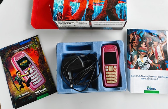 Nokia 3100 RED + alkuperäinen pakkaus, laturi ja ohjekirjat – keräilykuntoinen