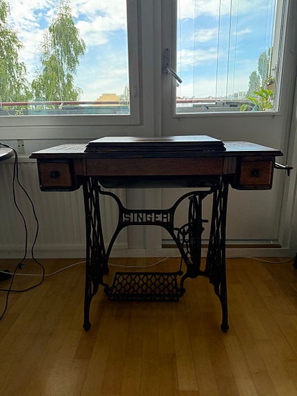 Vanha Singer pöytä (ilman ompelukonetta)
