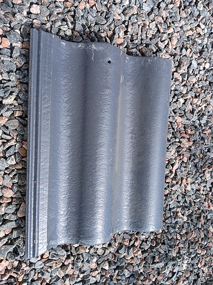 Annetaan 10kpl kattotiiliä. Ormax Protector Nova tummanharmaa.