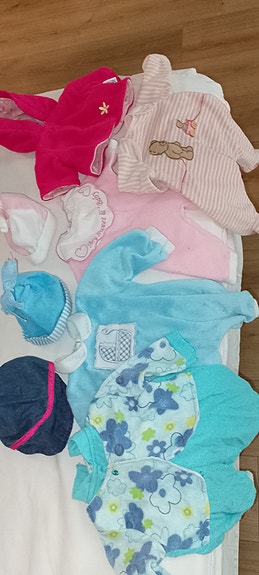 Settinä baby bornille/nukelle vaatteita ja tarvikkeita
