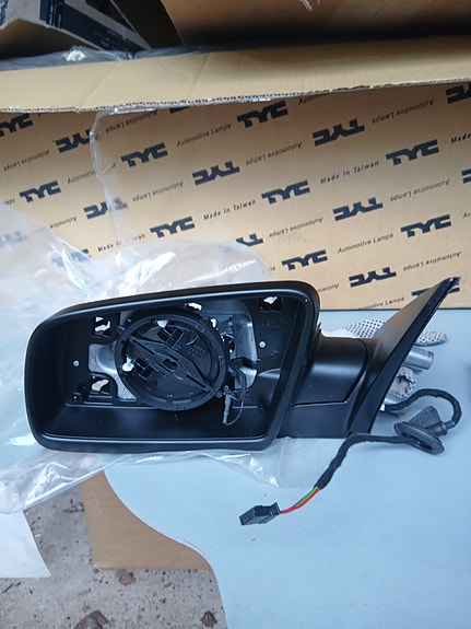 BMW E60/61 LCI käyttämätön vasen peilinrunko (Sähköisesti taittuva/LIN-väylä.