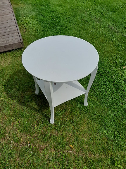 Pieni pyöreä kantinen pöytä