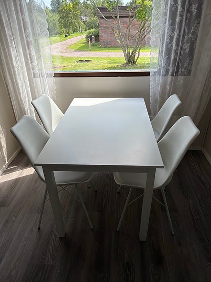 Ruokapöytä ja tuolit