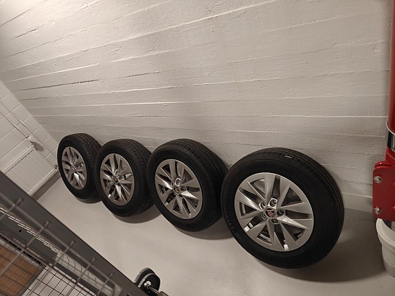 Skoda Fabia 2022 mk4 alkuperäiset vanteet ja renkaat