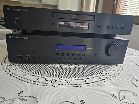 cambridge audio stereovahvistin sekä cd-soitin