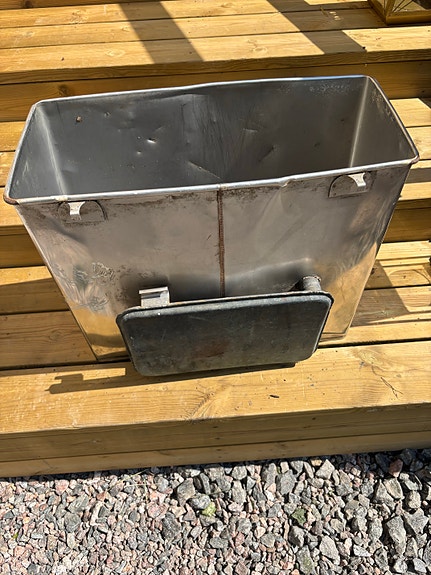 Ruostumaton teräsallas / -säiliö kiukaan kylkeen