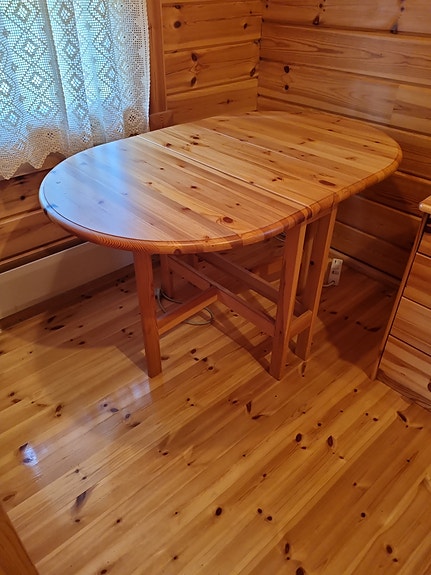 Massiivipuinen ruokapöytä