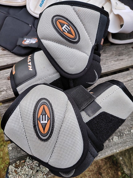 Easton Stealth jääkiekkokyynärisuojat koko L musta/harmaa