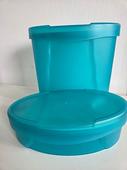 Tupperware uudet Mahtuvat 1,9l ja 0,5l