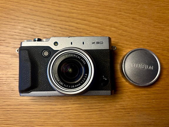Fujifilm X30 digikamera hopea