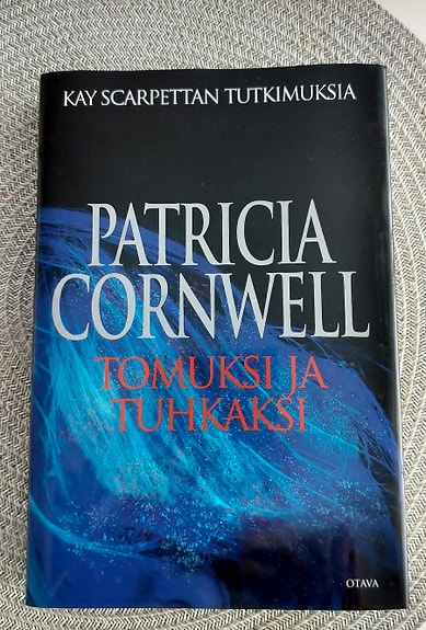 Patricia Cornwell Tomuksi ja tuhkaksi -kirja