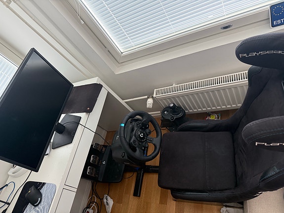 Logitech rattiohjain polkimilla ja pelituolilla
