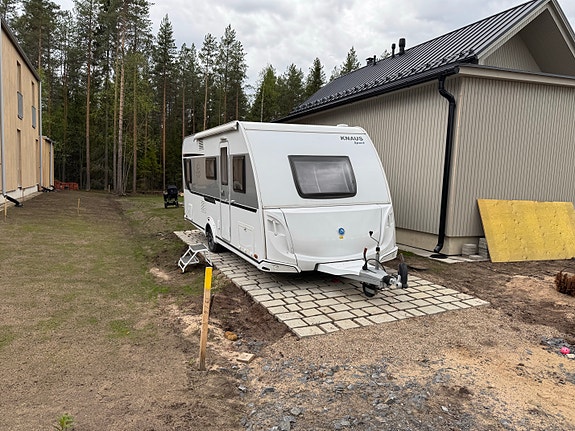 Vuokrataan asuntovaunu kerrosvuoteilla