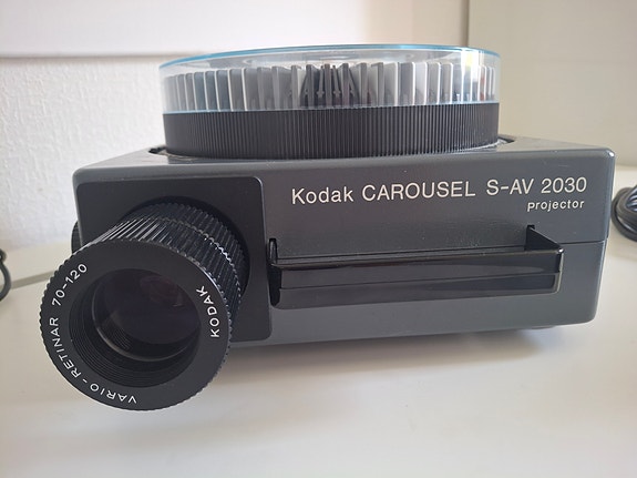 Kodak Carousel S-AV 2030 diaprojektori + tarvikkeet