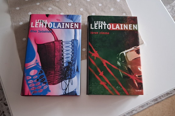 Settinä 2 Leena Lehtolaisen kirjaa
