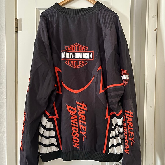 Muutaman kerran käytetty Harley-Davidson takki 5XL musta miehille
