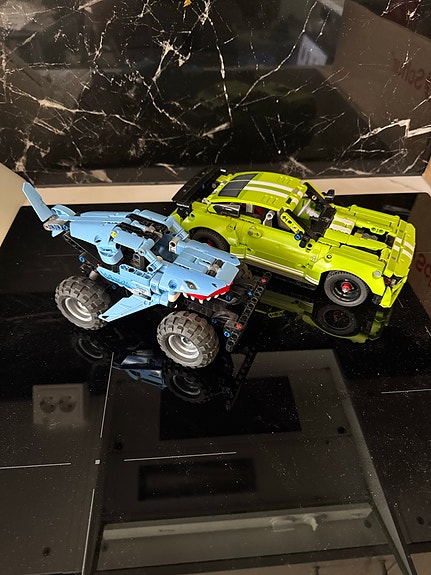 2 LEGO autoa