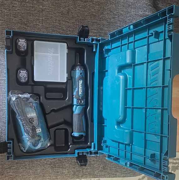 Makita 7,2V ruuvinväännin laukussa