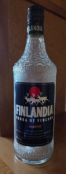 Finlandia Vodka pullo ja lahjaputkilo