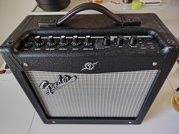 Fender Mustang I V.2 -mallintava kitaravahvistin