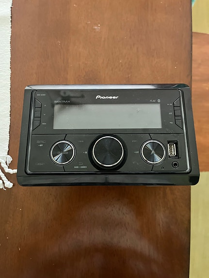 Pioneer MVH-2400BT autosoitin USB- ja AUX-liitännällä