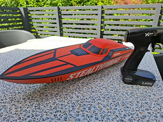 Proboat Stealthwake RC-vene harjattomalla moottorilla