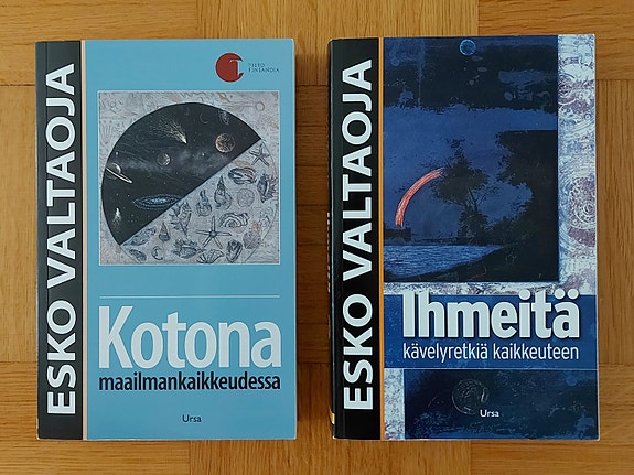 Esko Valtaojan kirjat "Kotona maailmankaikkeudessa" ja "Ihmeitä"