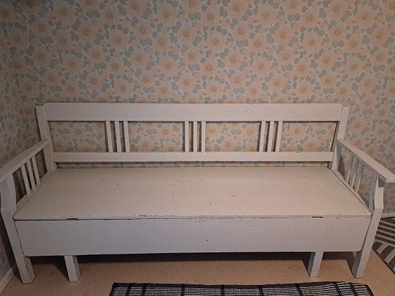 Vanha levitettävä puusohva