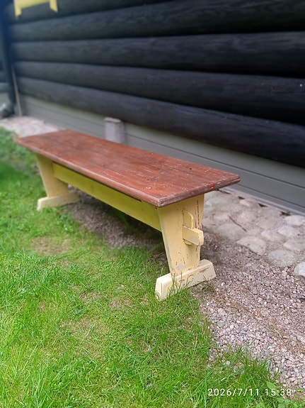Vanha ruokapöydän penkki