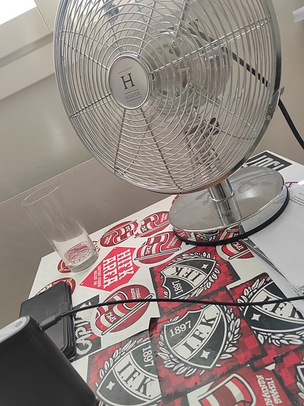 Hopeinen pöytätuuletin