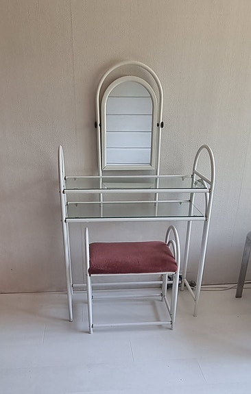 Vintage PEILIPÖYTÄ ja TUOLI 
70-luvulta