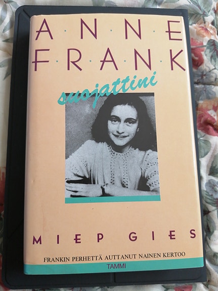Anne Frank suojattini kovakantinen kirja