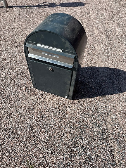 Harmaa Bobi -postilaatikko