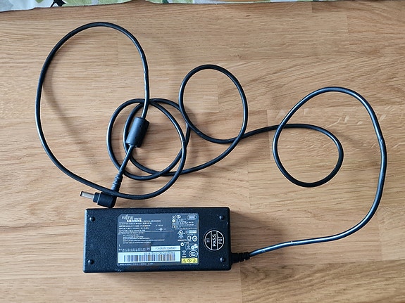 Fujitsu laturi 5.5mm 20V 4.5A 90W
