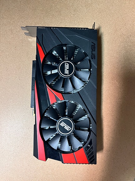 Asus näytönohjain kaksoistuulettimella