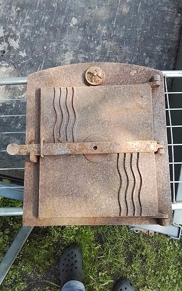 Valurautainen UPOn takkaluukku