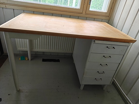 Vanha puinen työpöytä