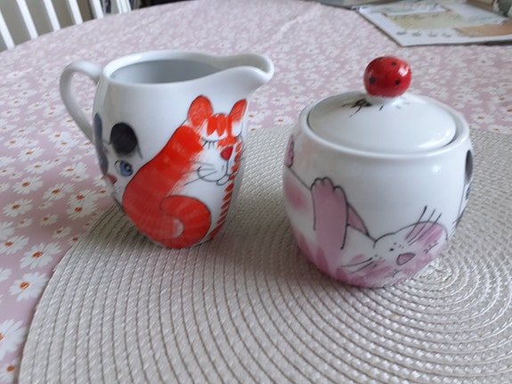Kissa aiheinen sokeriaski ja kannu