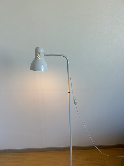 Valkoinen lattiavalaisin / White floor lamp