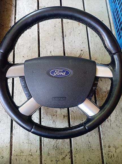 Ford Focus 2008 nahkainen ohjauspyörä vakionopeudensäätimellä