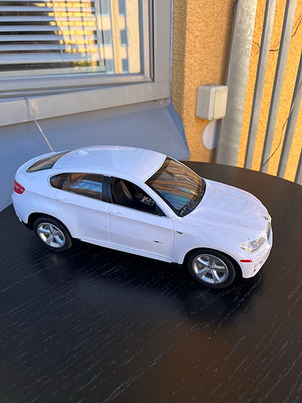 BMW X6 valkoinen pienoismalli 1:14 muovi