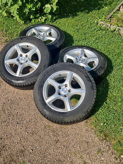 Rupiset Volvo / Ford kevytmetallivanteet huonoilla nastarenkailla