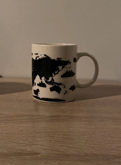 Väriä vaihtava taikamuki