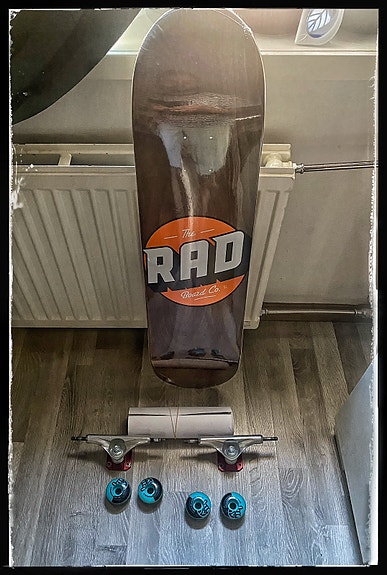 RAD Solid Logo Vintage skeittilauta 8.125" + griptape + trukit ja renkaat