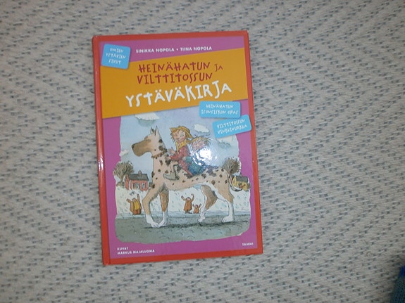 Heinähattu ja Vilttitossu ystäväkirja lasten kirja