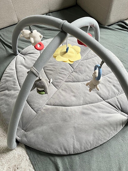 IKEA leikkimatto lelukaarilla vauvalle