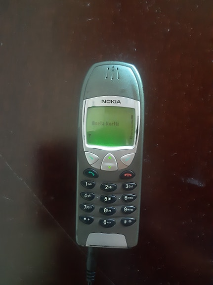 Nokia 6210 ja laturi