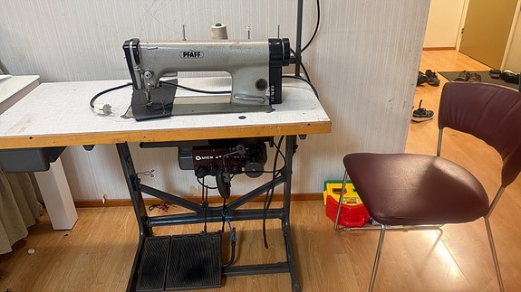 Pfaff teollinen ompelukone pöydällä