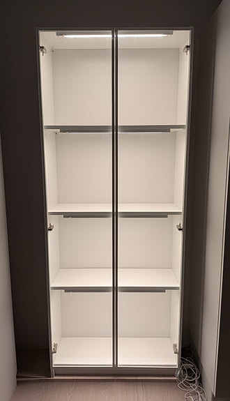 IKEA vitriini (valoilla + lasiovilla)