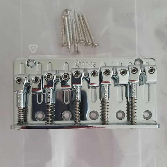 5-kielisen basson talla (Ibanez SRMD205)